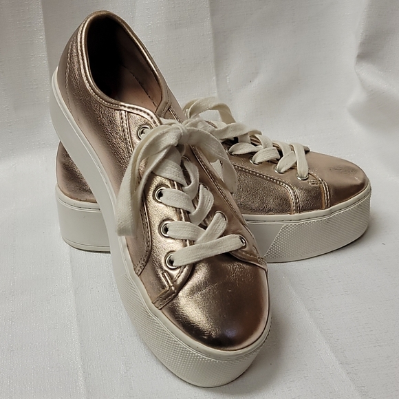 Steve Madden Shoes - Steve Madden rose gold FOXIE sneaker